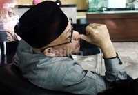 Tri menunggu dipanggil penyidik di lobi KPK. Lamhot Aritonang/detikFoto.