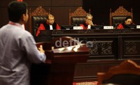 Maria Farida Indarti dan Patrialis Akbar dilengserkan oleh PTUN Jakarta sebagai hakim konstitusi. Yayasan Lembaga Bantuan Hukum Indonesia (YLBHI) pun tidak terima keduanya masih menyidangkan perkara di Mahkamah Konstitusi (MK).