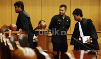 Mereka pun melakukan walk out.