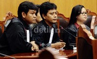 Hal ini terjadi di gedung MK, Jalan Medan Merdeka Barat, Jakarta Pusat, Selasa (28/1/2014), saat MK menggelar sidang yang dimohonkan oleh Yayasan Fitra Sumatera Utara, YLBHI, dan ICW.