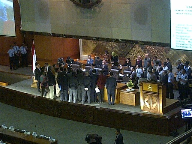 Paripurna DPR Soal Kebijakan Energi Ricuh!