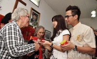 Delon dan Yeslin bagi-bagi angpao untuk para penghuni panti. Noel/detikHOT.