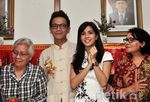Delon dan Istri Bagi-bagi Angpao di Panti Jompo
