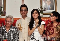 Delon dan Yeslin mengaku bahagia dapat merayakan imlek di Panti Wreda Karya Kasih. Noel/detikHOT.
