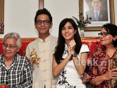 Delon dan Istri Bagi-bagi Angpao di Panti Jompo