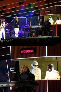 Stevie Wonder bersama Daft Punk, Pharrell Williams dan Nile Rodgers sukses membuat penonton bersorak lewat lagu 'Get Lucky'. REUTERS/ Mario Anzuoni.