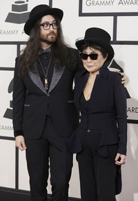 Yoko Ono bersama anaknya, Sean Lennon juga turut hadir. REUTERS/Danny Moloshok.