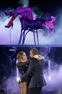 Beyonce membuka Grammy 2014 dengan penampilannya yang seksi. Ia pun nampak mesra bersama sang suami, Jay Z di panggung. REUTERS/ Mario Anzuoni.