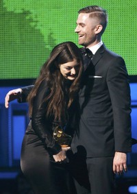 Lorde yang memeluk produser Joel Little tak dapat menyembunyikan rasa bahagianya meraih penghargaan Song Of The Year dan Best Pop Solo Performance lewat lagu 'Royals'. REUTERS/ Mario Anzuoni.