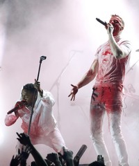 Aksi kolaborasi pop rock Kendrick Lamar dan Imagine Dragons lewat lagu 'MAAD City' dan 'Radioactive' merupakan salah satu penampilan yang paling tak terlupakan. REUTERS/ Mario Anzuoni.
