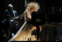 Penampilan penuh emosi Taylor Swift di lagu 'All Too Well'. REUTERS/ Mario Anzuoni.