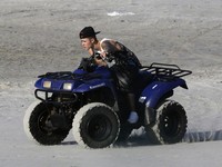     Justin saat berlibur di Panama. REUTERS/Carlos Jasso.