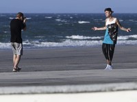     Ia tampak melakukan sesi foto atau syuting video klip di sela-sela liburannya. REUTERS/Carlos Jasso.