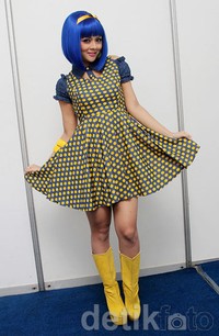 Jenita berpose centil sambil memainkan dress-nya. Gus Mun/detikHOT.