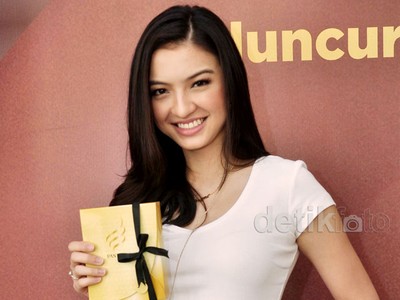 Gaya si Cantik Raline Shah Berkaus Putih