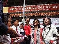 Bersama empat orang temannya, Tika membagikan secara sukarela. Akew/detikHOT.