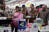 Tampak Ketua Umum PMI, Jusuf Kalla dan Komisaris Utama, Carrefour, Chairul Tanjung, mengamati paket barang bantuan bencana disela acara penandatanganan kerjasama, di Jakarta, Selasa (28/1/14).