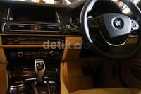 BMW kini memasang teknologi BMW ConnectedDrive yang membuat konektivitas dengan berbagai gadget di dalam mobil kian gampang.