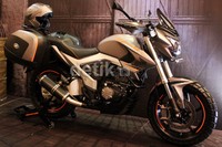 Tampilan motor itu begitu gagah dengan gaya modifikasi yang adventure.