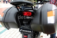 Bagian belakang motor itu dipasangi box merek Givi V35.