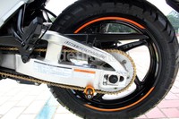 Untuk pelek belakang menggunakan CBR250 4.5XX17. Pelek tersebut dibalut dengan ban Avon 160/80-17.