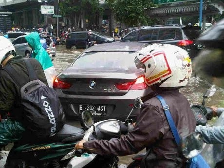 BMW Mogok di Depan Kem Chicks Kemang Bikin Jalanan Semrawut