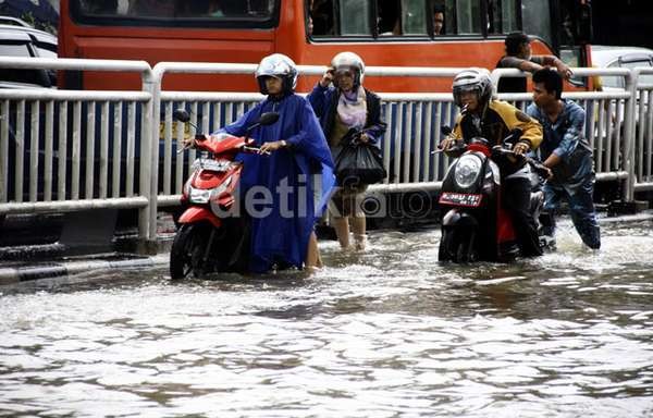 Banjir di Jl Tendean Dimanfaatkan Ojek Dorong Hingga Angkat Motor