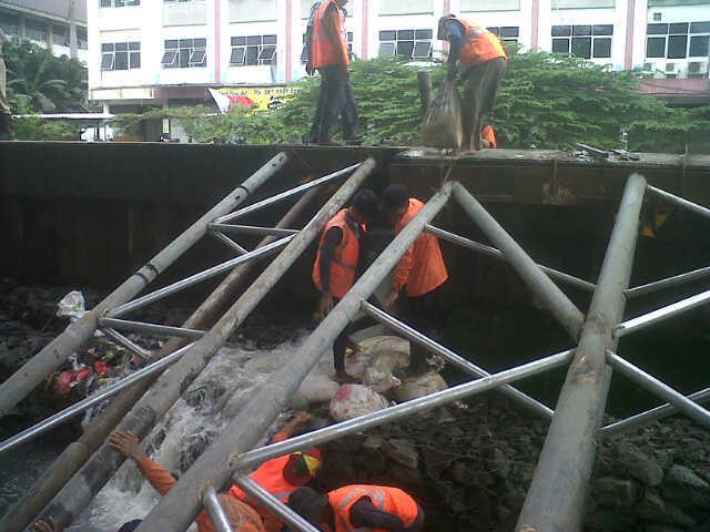 Tanggul Kali Sekretaris Tanjung Duren Jakbar Kembali Jebol
