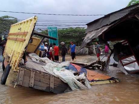 Truk Terperosok Lubang di Bekasi, Muatan Es Balok Mencair Tersapu Banjir