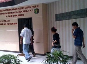 Keluarga Jenguk Jenazah Febby Lorita di RS Polri