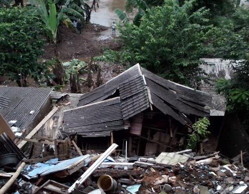 4 Rumah Ambles Terkena Longsor Di Condet Jakarta Timur