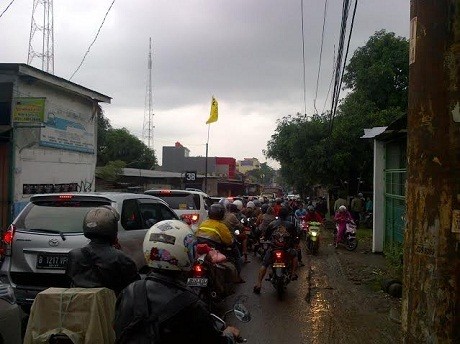 Jalan Joglo Jakbar Banjir 30 Cm, Lalin Padat Hingga 1 Km
