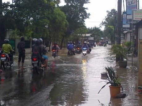 Jalan Meruya Indah Tergenang 40 Cm, Lalin Macet