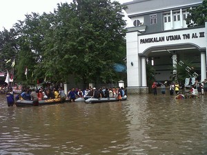 Jl Gunung Sahari Banjir, TNI AL Kerahkan 3 Truk dan 4 Sekoci Bantu Warga