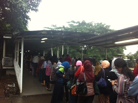 Penumpang Antre Hingga Luar Halte TransJ Ragunan Jaksel