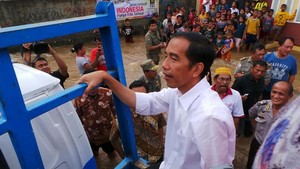 Naik Truk Satpol PP, Jokowi Tinjau Banjir di Pondok Bambu Jaktim