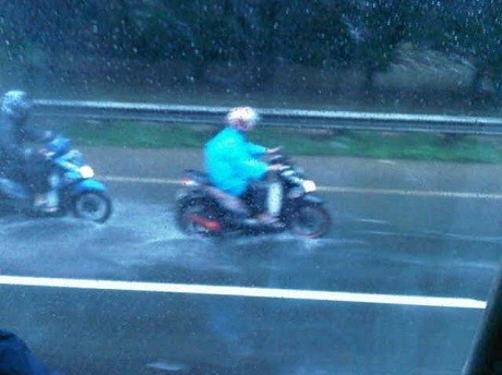 Jalanan Banjir, Motor Masuk ke Tol Cawang