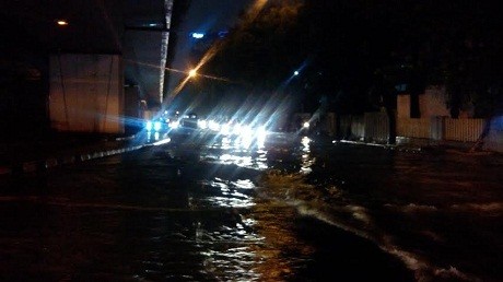 Perempatan Kuningan Jaksel Tergenang Air 30 Cm