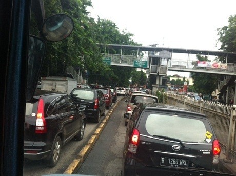 Warung Buncit Jaksel Macet Parah, Mobil Pribadi Masuk Busway