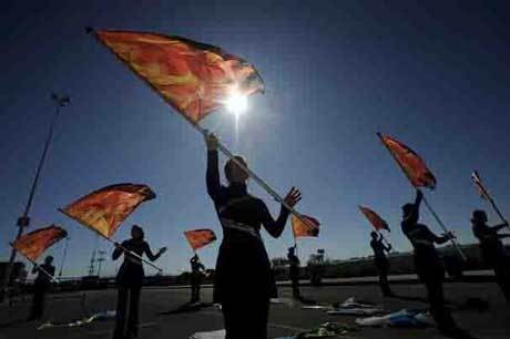 Siang Jadi Pegawai Bank, Sore Melatih Empat Marching Band