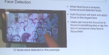 Untuk fitur kamera, BlackBerry juga menambahkan fitur autofokus dan sensor deteksi wajah hingga 12 orang dalam satu frame foto.