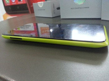     Sayangnya ukuran memori internalnya terbilang pas-pasan dengan hanya 4 GB. Namun pengguna dapat menambahkan hingga 64 GB lewat slot micro SD yang disediakan.