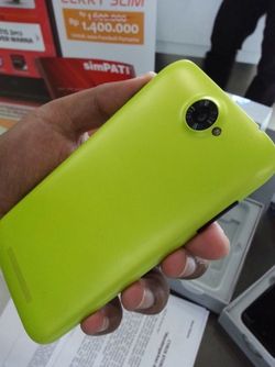 Cyrus Cerry Slim: 1 Ponsel, 2 Aplikasi BBM