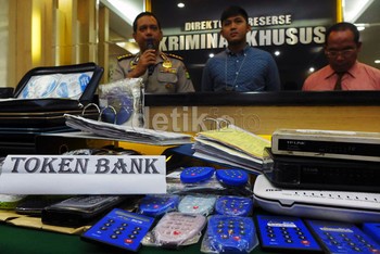 Petugas kepolisian menunjukkan barang bukti dan tersangka saat rilis di Polda Metro Jaya, Rabu (29/1/2014).