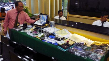 Adapun, judi online yang diselenggarakan para tersangka ini yakni www.duniabola.net, www.bdbola.com, www.agenidno.com, www.agent.sbobetonline.com, www.greysnow.com.