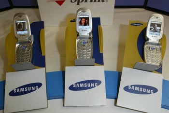 Beberapa model ponsel Samsung yang rilis tahun 2004.