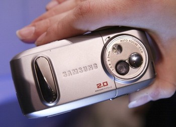 Ini adalah Samsung SPH A800, ponsel pertama di tahun 2005 yang punya kamera 2 megapixel.