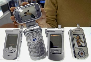 Beberapa model ponsel Samsung yang dipajang di sebuah toko di Seoul pada tahun 2005.