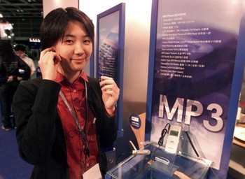 Pekerja Samsung mendemonstrasikan kemampuan pemutar MP3 di sebuah ponsel CDMA Samsung, pada Juni 2000.