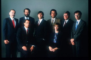 Jobs bersama para karyawan senior Next Inc berpose pada Oktober 1998 di San Francisco.     